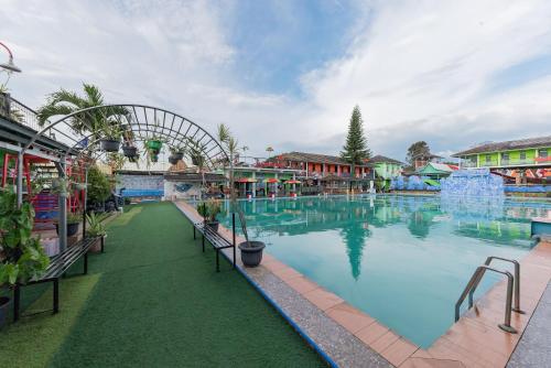 una gran piscina en un complejo con una montaña rusa en RedDoorz Resort Syariah @ Jaya Tirta Abadi, en Purwakarta