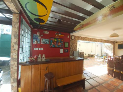 uma cozinha com um bar e uma sala de jantar em OYO 916 Angel's Boardrooms em Manila