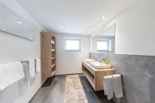 La salle de bains est pourvue d'un lavabo et d'un miroir. dans l'établissement Landhaus Valtelas, à Sölden