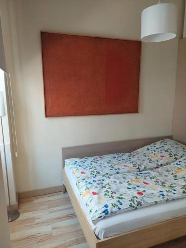 1 dormitorio con 1 cama con edredón de flores en Good Night in Wroclaw - Aries en Wroclaw