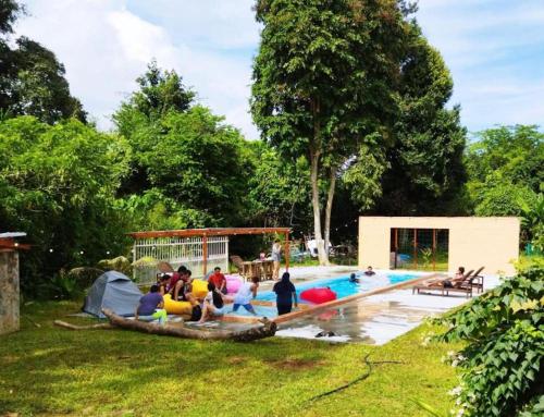 eine Gruppe von Menschen, die in einem Schwimmbad spielen in der Unterkunft Langkawi Rouhi Retreats By VP in Kuah