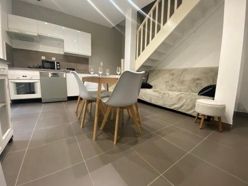 a kitchen and dining room with a table and chairs at Le patio St Étienne - Cité Épiscopale - Parking inclus in Albi