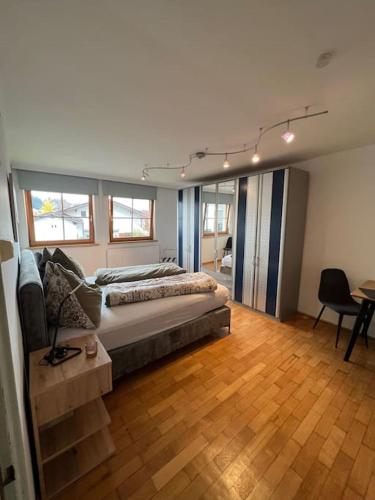 una camera da letto con un letto e un pavimento in legno di Einzimmerwohnung im Grünen/Innsbruck/2 PAX a Innsbruck