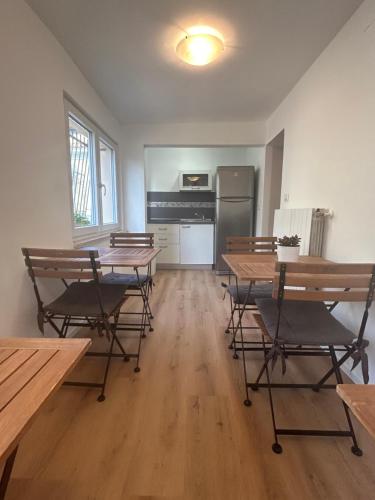 uma cozinha com mesas e cadeiras de madeira num quarto em Civico 28 em Pescara