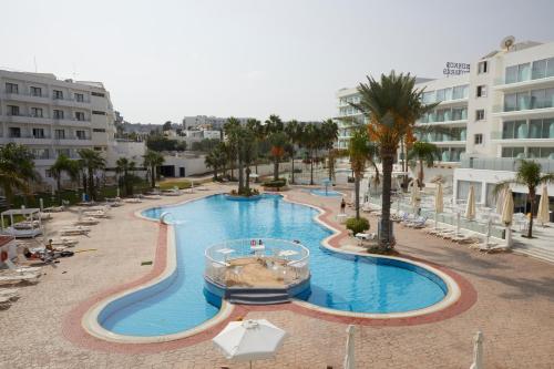 Bazén v ubytování Tsokkos Protaras Beach Hotel nebo v jeho okolí
