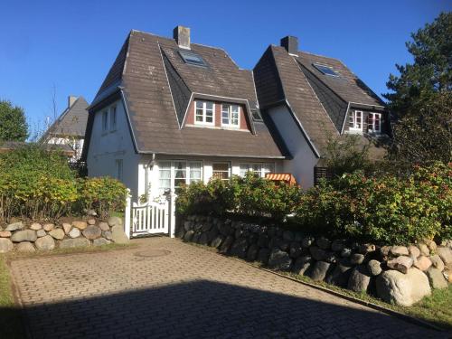 una casa bianca con tetto di gamberetti di Westwind a Westerland