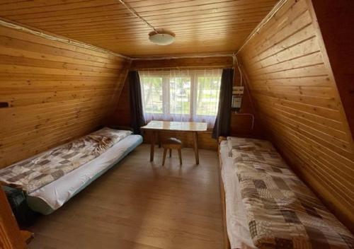 מיטה או מיטות בחדר ב-SuliCamp Kompleks Wypoczynkowy
