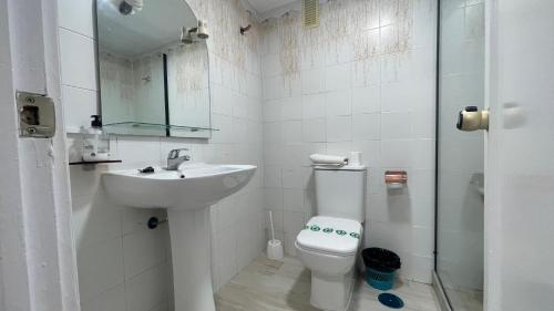 uma casa de banho com um WC, um lavatório e um chuveiro em benalbeach 51 em Benalmádena