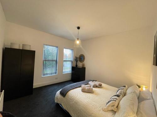 Urban 3 Bedroom Home in Kings Heath-Great Location في برمنغهام: غرفة نوم مع سرير مع اثنين من الحيوانات المحشوة عليه