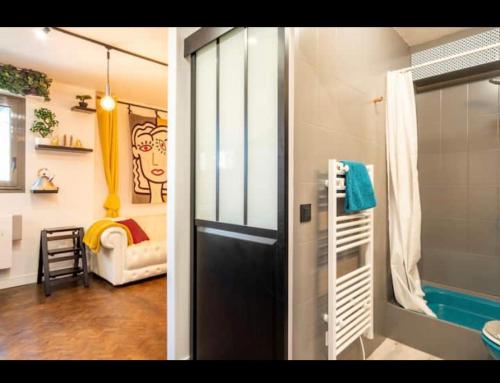 duas fotografias de uma casa de banho com chuveiro e um quarto em Appartement Coeur de Deauville charme absolu em Deauville