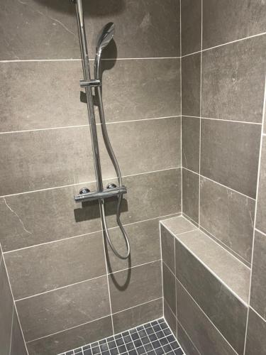 La salle de bains est pourvue d'une douche avec un tuyau. dans l'établissement St Jean de Monts Maison neuve 15 pers 6ch, à La Parée Preneau