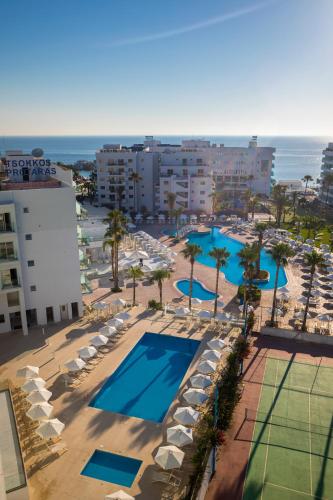 Bazén v ubytování Tsokkos Protaras Beach Hotel nebo v jeho okolí