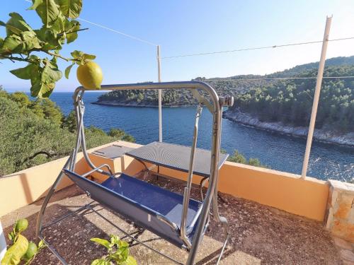 un columpio en un balcón con vistas al río en Peaceful Holiday House Senija, en Vela Luka