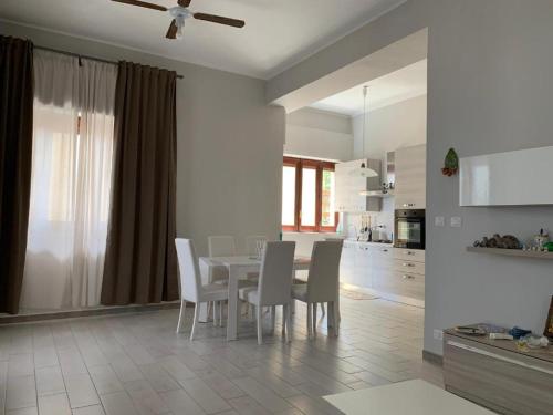 A kitchen or kitchenette at PRAIOLA BEACH HOUSE