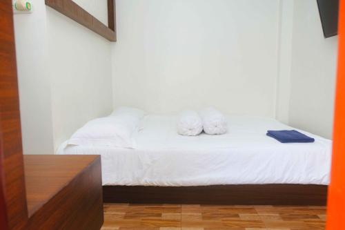 A bed or beds in a room at Guest House Bibong Makassar Mitra RedDoorz