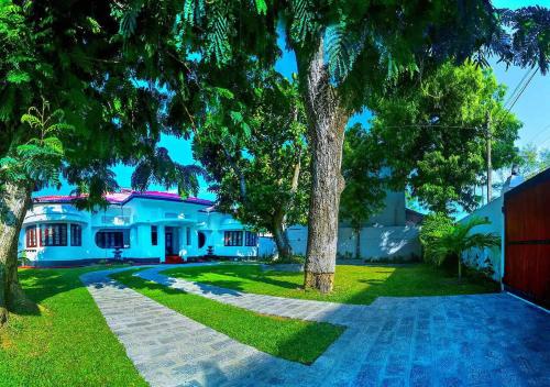 Taman di luar Villa Kaiydee