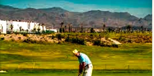 a man is standing on a golf course at Dúplex Playa in San José