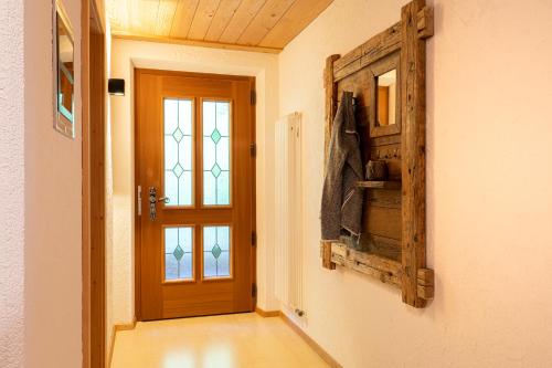 a hallway with a door and a window at Grossgasteigerhof in Selva dei Molini