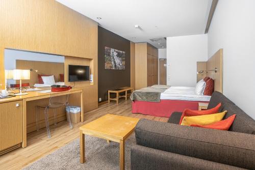 a hotel room with a bed and a couch at Hotel Levi Panorama in Levi