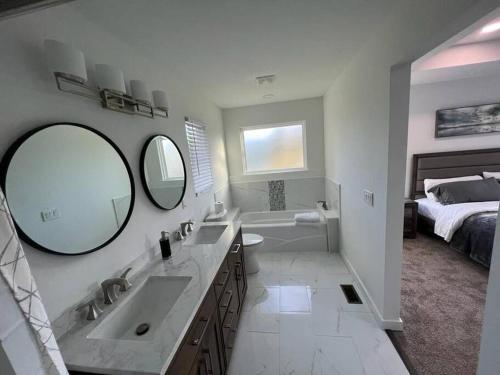 a bathroom with two sinks and a large mirror at Modern Home at Colonial College Park Atlanta in Atlanta