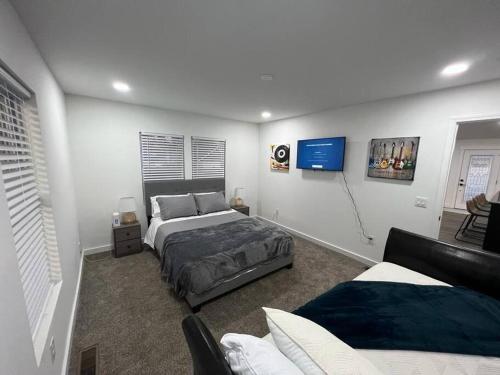 a bedroom with two beds and a couch at Modern Home at Colonial College Park Atlanta in Atlanta