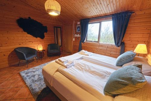 Un dormitorio con una cama grande y una ventana en Farmhotel Efstidalur, en Laugarvatn