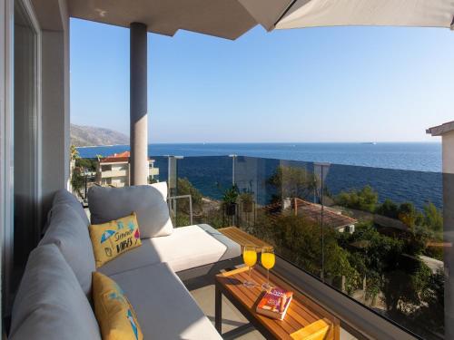 - un salon avec un canapé et une vue sur l'océan dans l'établissement Apartments Aqua, à Trogir