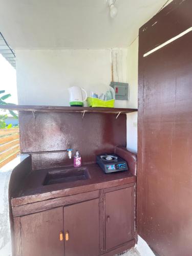 Η κουζίνα ή μικρή κουζίνα στο KAMURAYAW SIARGAO