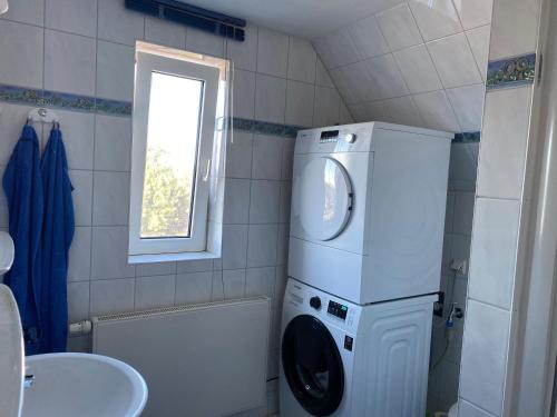 a small bathroom with a washing machine in it at Ferienwohnung Marina am Ryck in Greifswald