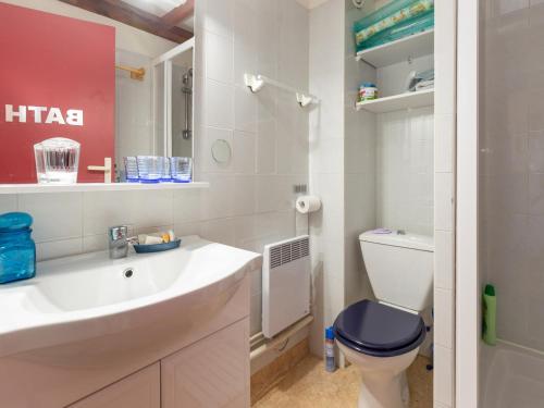 une salle de bain avec un lavabo et des toilettes dans l'établissement Villa Mitoyenne avec Jardin, Proche Plage à Seignosse, Piscine, Parking Privé et Wifi - FR-1-239-421, à Seignosse