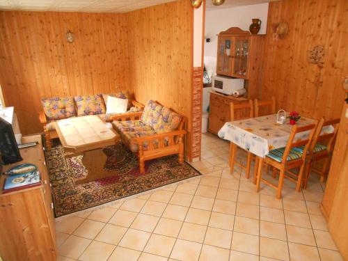 een woonkamer met een bank en een tafel bij Ferienwohnungen Ute Simdorn in Görke