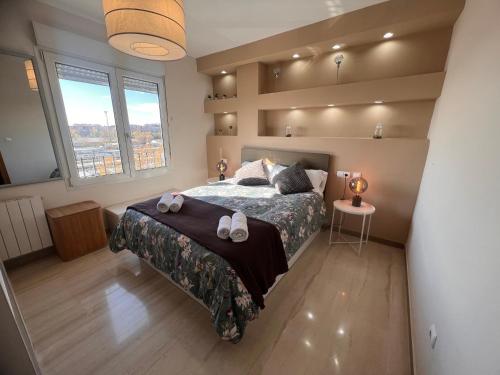 1 dormitorio con 1 cama con 2 toallas en Pisito del gorrión en Granada