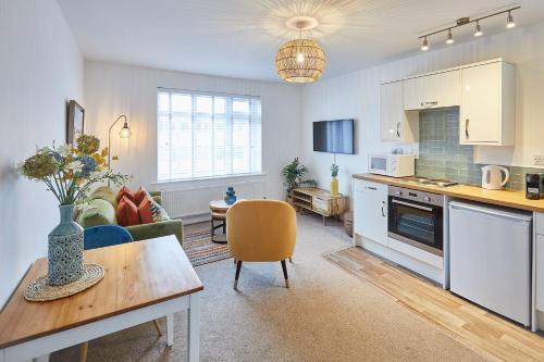 een keuken en een woonkamer met een tafel en een bank bij Host & Stay - West Crescent Apartments in Darlington