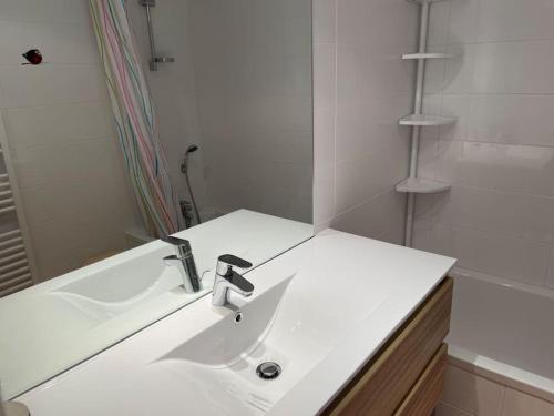 une salle de bain blanche avec un lavabo et une douche dans l'établissement Studio montagne Demi Quartier, à Demi-Quartier