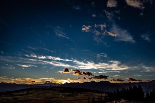 a sunset in the mountains with the sky at Starkenfeldhütte in Rodengo