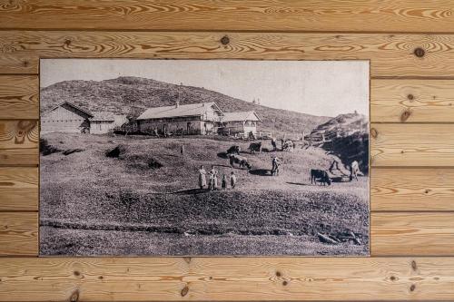 an old picture of a farm with people and cows at Starkenfeldhütte in Rodengo