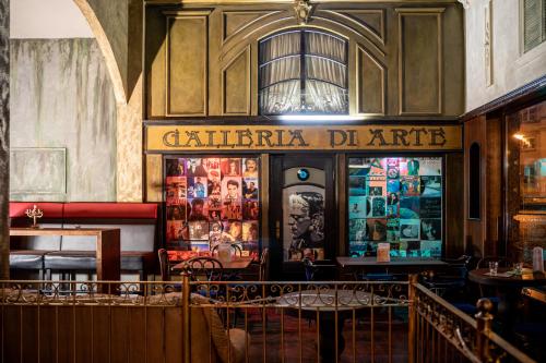 a restaurant with a bar with tables and chairs at Gwuni Mopera in Leipzig