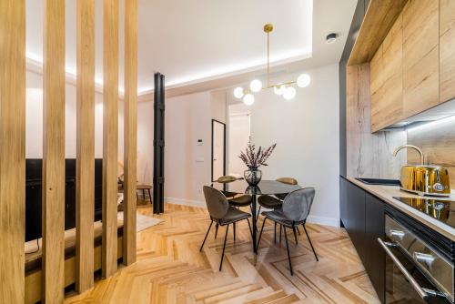 uma cozinha e sala de jantar com mesa e cadeiras em ELITE SUITE by EdSam, In Madrid em Madrid