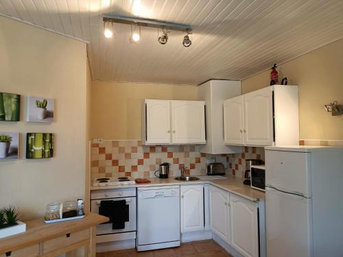 Dapur atau dapur kecil di Gîtes Périgord Dordogne Rocamadour Sarlat Cahors naturiste juin à sept