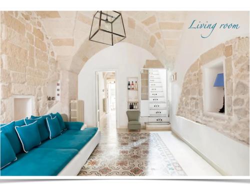 un soggiorno con divano blu e parete in pietra di Explore the Historic City on foot from an old town house a Lecce