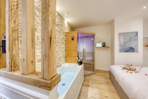 Posteľ alebo postele v izbe v ubytovaní Le Petit Paris - Cocon & Spa & Sauna