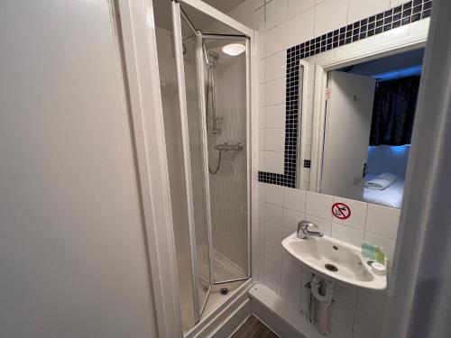 The Commongate Hotelsにあるバスルーム