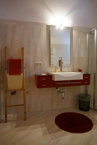 un baño con lavabo y espejo en Gasthaus zum Fuchs - Familie Andrä, en Hermagor