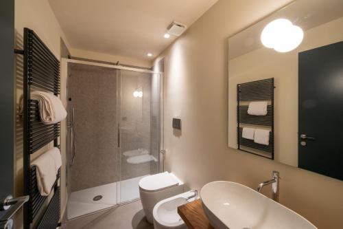 a bathroom with a shower and a toilet and a sink at Agriturismo Padernello in Borgo San Giacomo