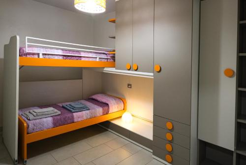 a small room with two bunk beds in it at Appartamento Prada in Endine Gaiano