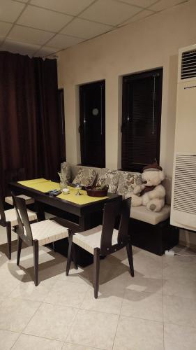 バンスコにあるApartments in Ramada 2 Complexのソファ付きの客室で、テーブルと椅子が備わります。