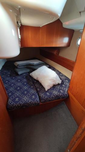 a small bed in the back of a boat at Námořní jachta Jeanneau Sun Odyssey 37.1 in Lipno nad Vltavou