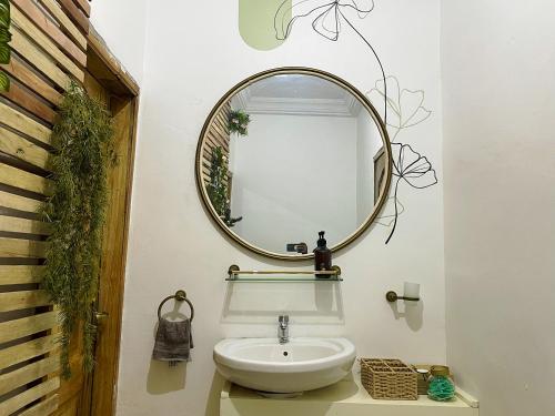 W łazience znajduje się umywalka i lustro. w obiekcie Tamani - Your home away from home w Tamale