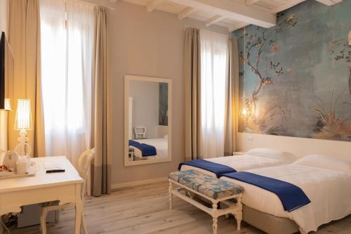 - une chambre avec 2 lits, un bureau et un miroir dans l'établissement Villa La Personala, 