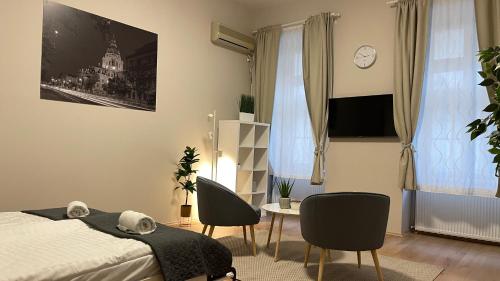 1 dormitorio con 1 cama, mesa y sillas en Urban Spirit 2 Apartment en Budapest